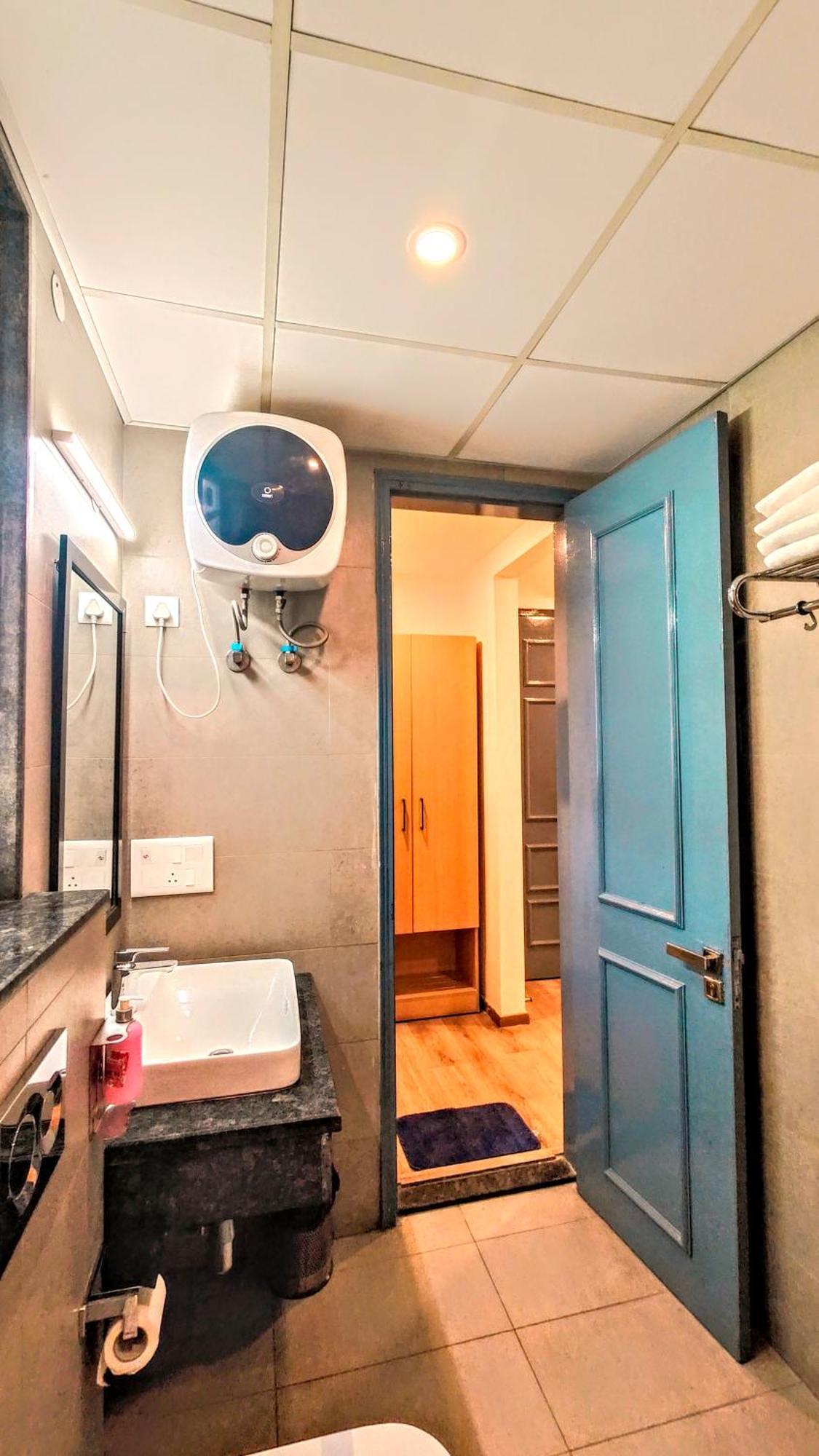Mavens White Artemis Hospital Road Sector 52 Gurgaon Hotel Exterior foto
