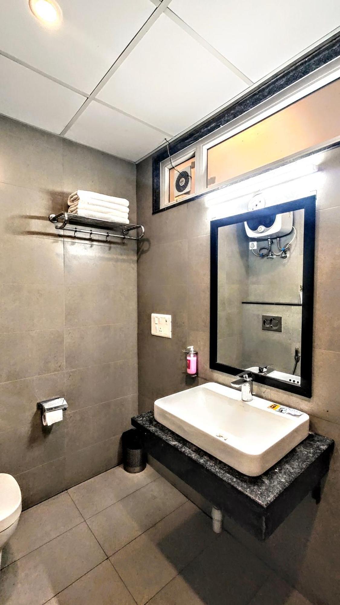Mavens White Artemis Hospital Road Sector 52 Gurgaon Hotel Exterior foto