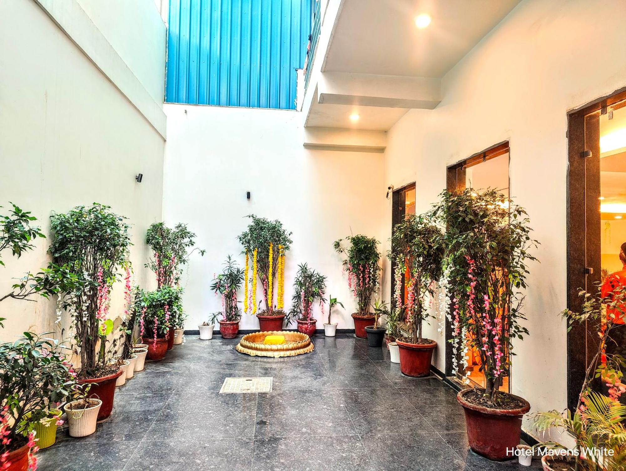 Mavens White Artemis Hospital Road Sector 52 Gurgaon Hotel Exterior foto